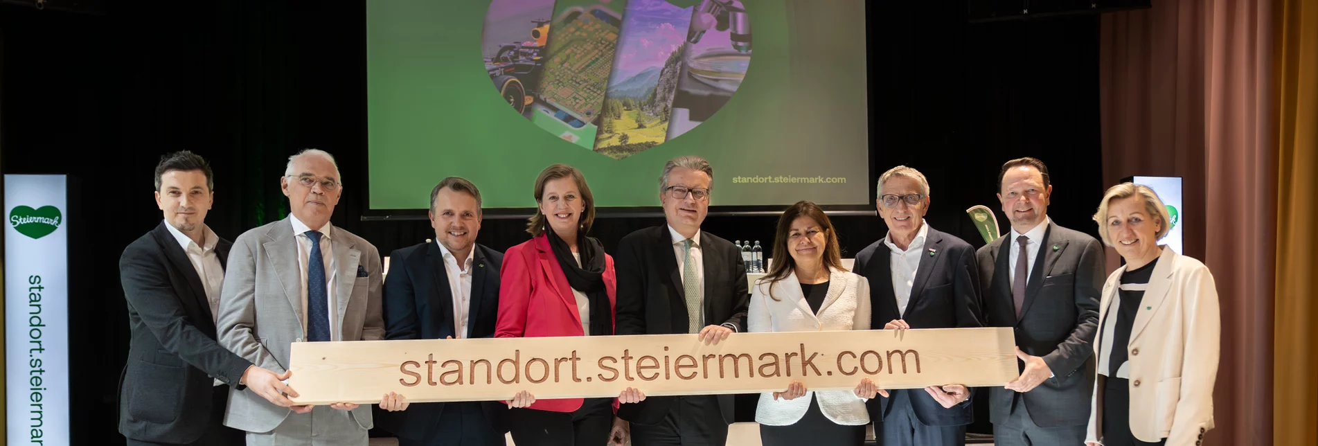 von links: Mag. Michael Rahm (MPG Gmbh), Prof. DI Stefan Stolitzka (Präsident IV Stmk), Michael Feiertag (GF STG), LRin MMag. Barbara Eibinger-Miedl, LH Mag. Christopher Drexler, LRin Mag. Doris Kampus, Ing. Josef Herk (Präsident WK Stmk), Christian Kladiva (Vorstandsdirektor Merkur Versicherung) und Mag. Kristina Edlinger-Ploder (Rektorin FH CAMPUS 02 & Vorsitzende der Hochschulkonferenz) | © STG | Jesse Streibl