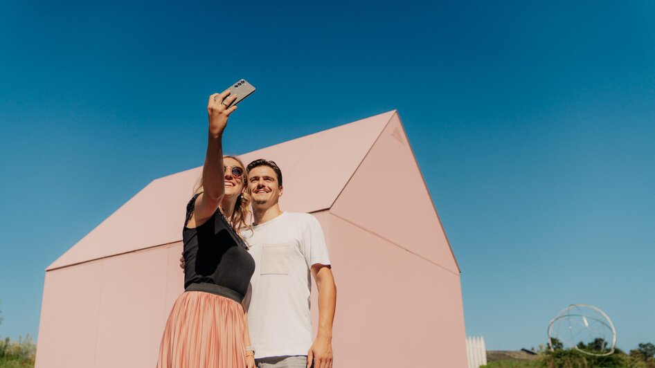 Skulptur: Wassermusik im rosa Haus | © (c) Region Graz - studio draussen