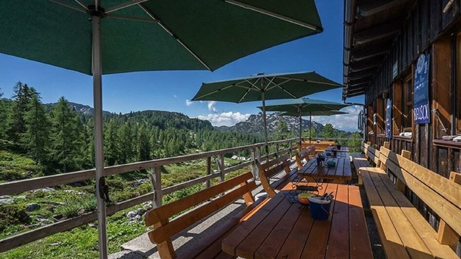 Albert Appelhaus, Grundlsee, Terrasse mit Schirmen | © Albert Appelhaus