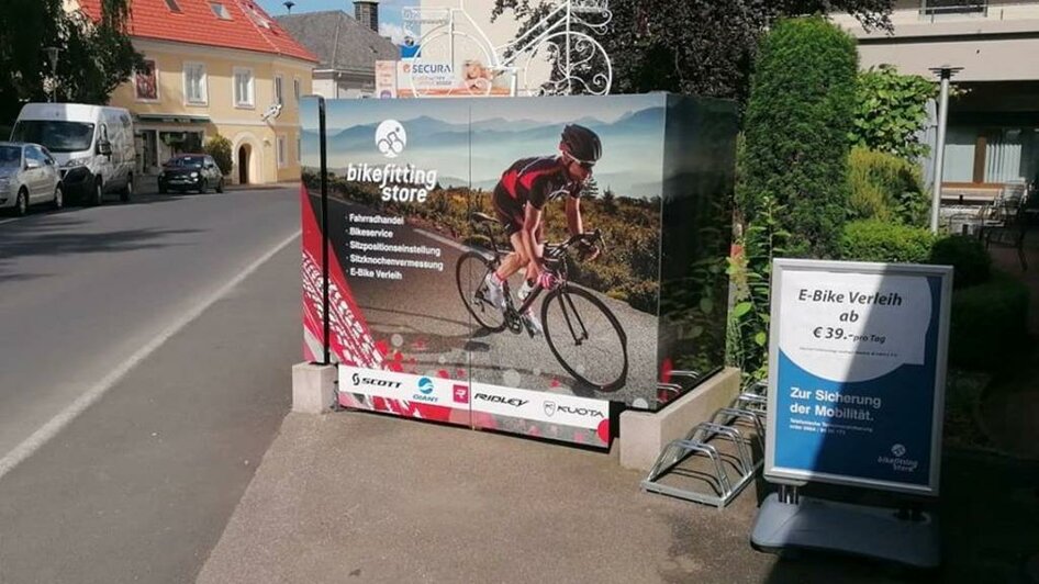 Tafel vor dem Geschäft in der Erhzherzog Johann St | © Bikefitting Store_Hiebler