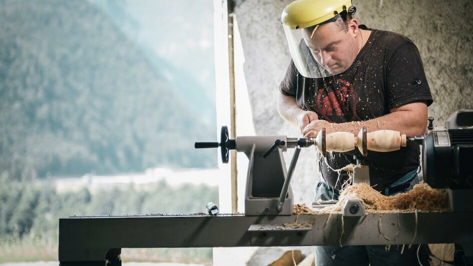 Arbeiten mit Holz inmitten des Nationalparks | © Stefan Leitner