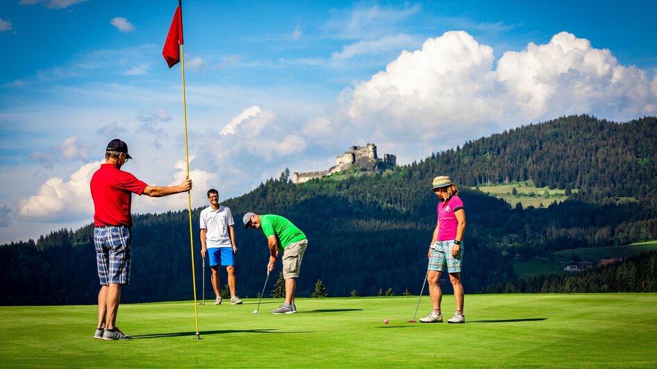 Golfen mit Blick auf die Burgruine Steinschloss | © SMG Mariahof