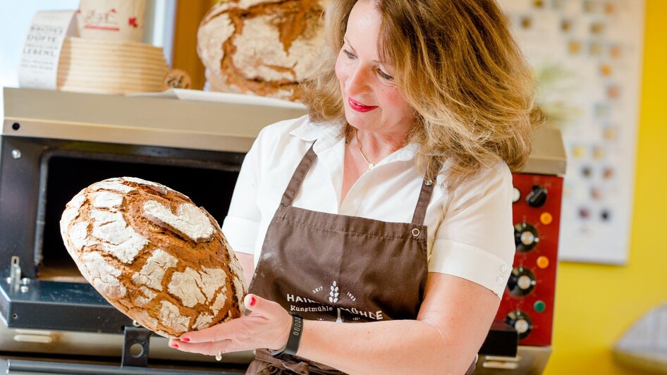 Bäckerin mit frischen Brotlaib | © TV Region Graz - Mias Photoart