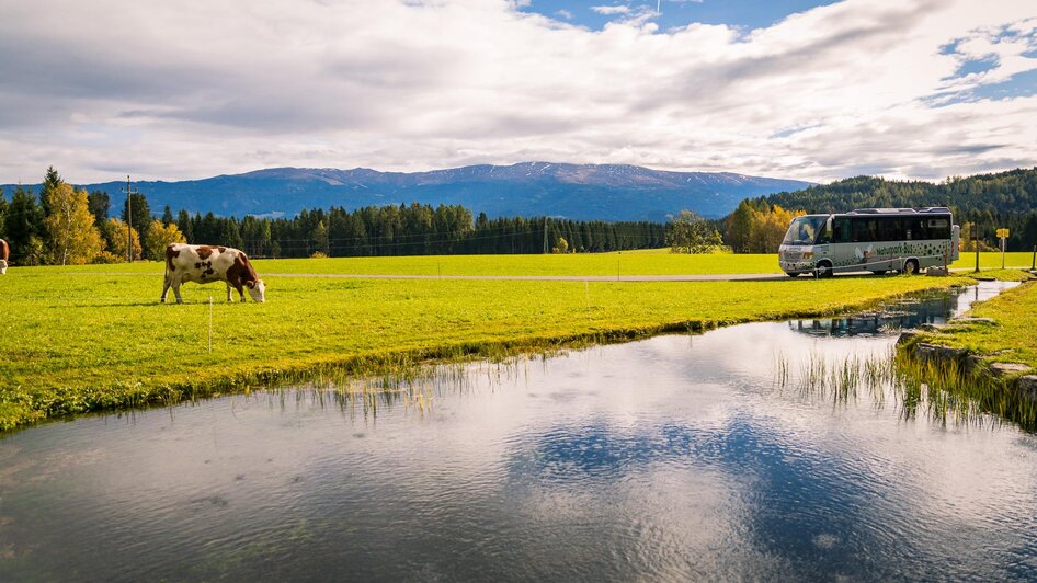 Bus mit Blick auf den Zirbitzkogel | © Tourismusverband Murau