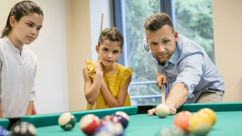 familie-billard-jufa-hotel-sigmundsberg-1440x2160 | © www.jufa.eu