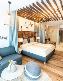 Gartenzimmer im Vier Jahreszeiten Loipersdorf | © Thermenhotel Vier Jahreszeiten Loipersdorf | JEAN VAN LUELIK PHOTOGRAPHER | © Thermenhotel Vier Jahreszeiten Loipersdorf