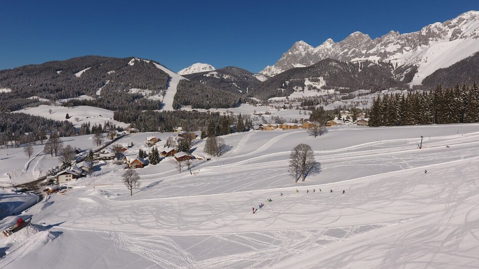 Skipiste mit Berg im Hintergrund. 